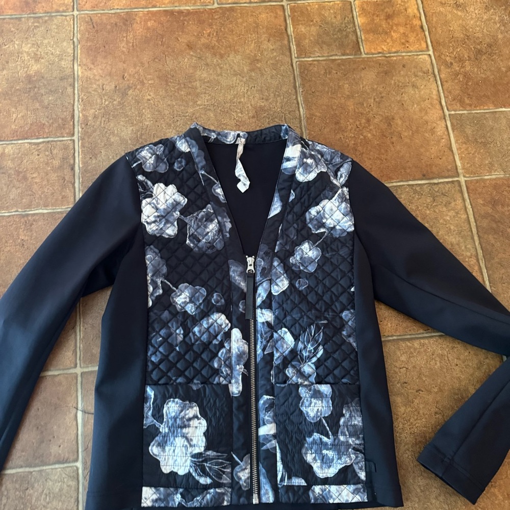 Lululemon scuba zip up jacket . Black white grey floral size 4 S XS